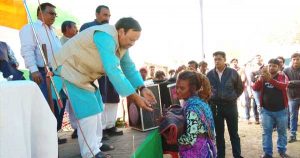गरीब को कंबल वितरण करते कोलियरी मजदूर कॉंग्रेस के महामंत्री एसके पांडे