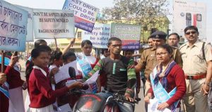 रघुनाथपुर थाना क्षेत्र में बिना हेलमेट वाहन चलाने वाले को जागरूक करते पुलिस अधिकारी एवं स्कूली बच्चे