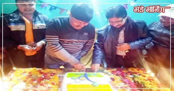 तृणमूल स्थापना दिवस पर कल्यानेश्वरी में केक काटते तृणमूल नेता (फोटो - गुलजार खान )