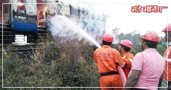आग को बुझाते दमकल कर्मी