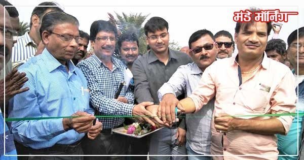 फीता काटकर सड़क का उद्घाटन करते विधायक विधान उपाध्याय