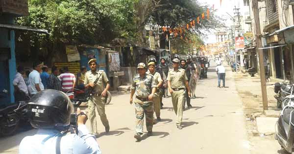 फाइल फोटो (रानीगंज दंगों के बाद इलाके में गस्ती लगाती पुलिस)