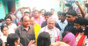 दंगा पीड़ितों से बात करते हुये दिलीप घोष , साथ में पश्चिम बर्धमान जिलाध्यक्ष लखन घुरुई एयव्म रानीगंज के तृणमूल नेता मदन त्रिवेदी
