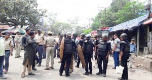 दुर्गापुर महकमा शासक कार्यालय के समक्ष बैरिकेड में तैनात पुलिसकर्मी 