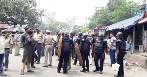 दुर्गापुर महकमा शासक कार्यालय के समक्ष बैरिकेड में तैनात पुलिसकर्मी