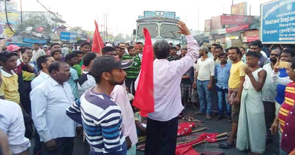 नामांकन पत्र छीने जाने के बाद सड़क जाम करते माकपा कार्यकर्ता