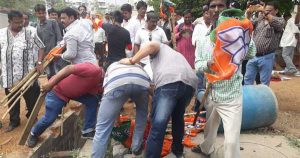 भाजपा कर्मियों को भगाने के बाद झंडों से डंडा लूटते तृणमूल कर्मी