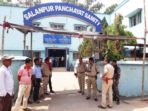 ब्लॉक कार्यालय के बाहर तैनात पुलिसकर्मी
